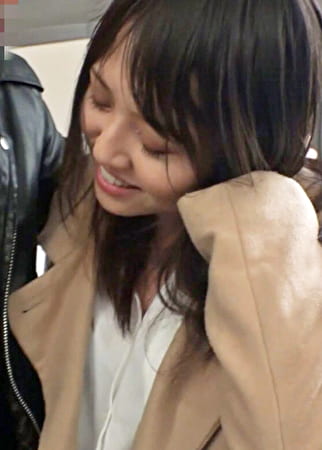 雨の日の昼下がり、服が濡れている人妻さんは100%ヤレル！エロ都市伝説を試してみた。発見したのは街中で髪まで濡れているトレンチコートの超ビッチ人妻！