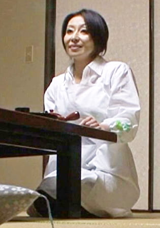 【代々続く老舗旅館の美人女将をこっそり・・・!】熟した躰をじっくり堪能して、蜜溢れる女穴にズップリ挿入!