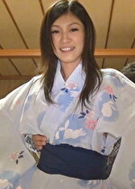 温泉ナンパ！浴衣に着替えたスレンダー妻が満面の笑みで男にまたがる！