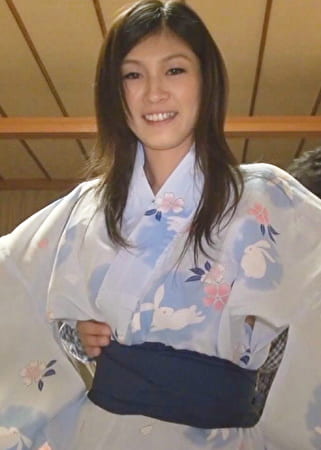温泉ナンパ！浴衣に着替えたスレンダー妻が満面の笑みで男にまたがる！