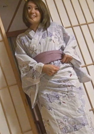 浴衣姿で大量潮吹き!ギャル系奥様は大きいのがお好き!