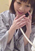 隣に娘が居るのにイかされる！声を我慢しながらイキまくるスレンダー妻の深夜の痴態！