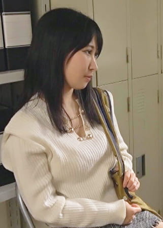 「黙っててくれるなら」沈黙と引き換えに男に身体を許すミニスカ巨乳妻！