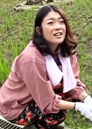 黒人田舎ナンパ！農作業中の熟女と国際交流混浴露天風呂で想像以上の巨根を膣奥まで突っ込まれ狂ったようにイキまくる！