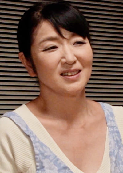 お母さんが欲求不満で台所でオナニー！？悶々とする愛息を優しく癒す熟母と禁断の中出しセックス！