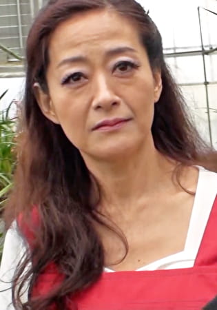 旦那さんは海外に長期出張中で欲求不満を解消する為にAVセックスを選んだ一見真面目で清楚な熟女が本能丸出しで痴態を晒す!