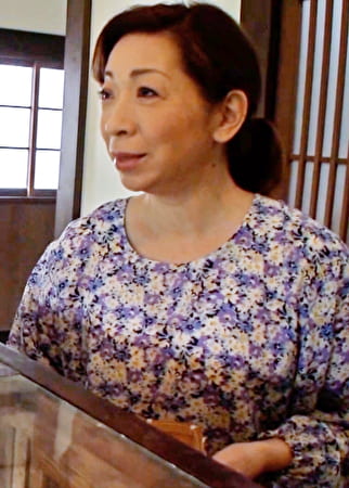 乾物屋を営むお淑やかな未亡人熟女さんも悶々とした欲求不満を募らせAVに応募!女の悦びを求めて素人初撮り中出しセックス!