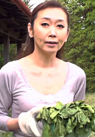 田舎暮らしで欲求不満を抱えながら悶々としている 清楚系のスレンダー美熟女さんのエロ過ぎ初撮り中出しセックス！