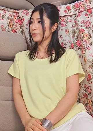 お上品で恥ずかしがり屋なセレブ妻の不貞行為!イケメン男優に躰を舐めまわされて即イキ!気持ち良すぎて中出しまで許しちゃう不貞妻。