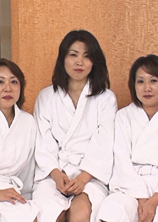 一人でも持て余すのに三人も！？急遽ガチ友参戦！欲求不満おばさん三人がスケベ過ぎて身体がもたない！こっちも助っ人呼んで5Pでハチャメチャ乱交！