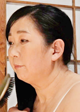 家の修繕で来ている業者の男に組み敷かれ力いセックスに溺れて行く還暦熟女！