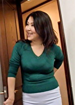 借りて来た熟女AVを母に見つかり一緒に見る事に･･･。愚息の成長した股間にムラムラする母と禁断の淫乱ファック！