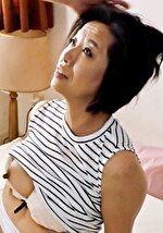 ムラムラした娘婿に組み敷かれアソコを濡らすホントはスケベな色っぽい義母!