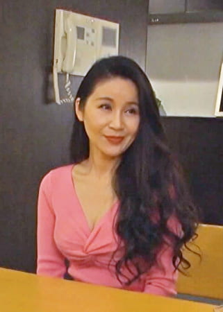 娘夫婦と同居する未亡人の義母に性的欲求を向ける娘婿。熟れた欲求不満のカラダは若い肉棒に貫かれ快楽の渦に呑み込まれてイキ果てる!