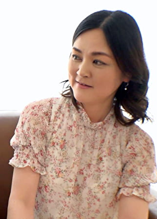 インタビュー中にも関わらずにとんでもなく下着を濡らしている剛毛母と性への目覚め120%の美意識高い系の娘が快楽堕ちに突入！