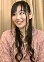 ハーフアップのこの奥さん、清楚そうに見えて実は若い頃はヤリマン。雰囲気に流されて娘の前で経験人数を増やしてしまいました。