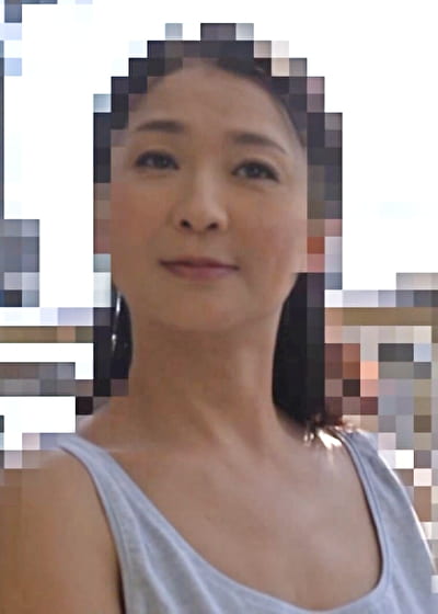ノースリーブの脇から覗くまん丸乳首がエッチなお母さんに欲情した愚息！