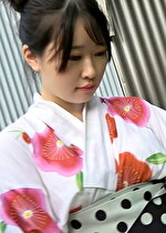 花火を待っていた稚い浴衣娘！透き通るくらいの色白ボディでしかも！奇跡のピンク乳首！