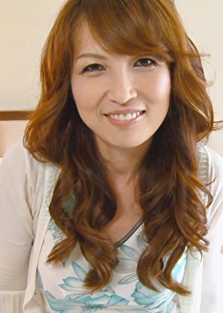 まさに美魔女!圧倒的な透明感!普段からスキンケアを欠かさない四十路妻と中出しSEX!