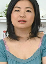おっとりした見た目とは裏腹に肉棒を見せた瞬間に野へと変貌する四十路妻！旦那に内緒の中出しSEX！