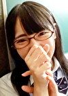 あどけない笑顔のメガネ娘と、ラブホでコスプレ濃厚嵌め撮りファック！