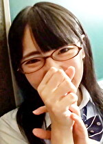 あどけない笑顔のメガネ娘と、ラブホでコスプレ濃厚嵌め撮りファック！