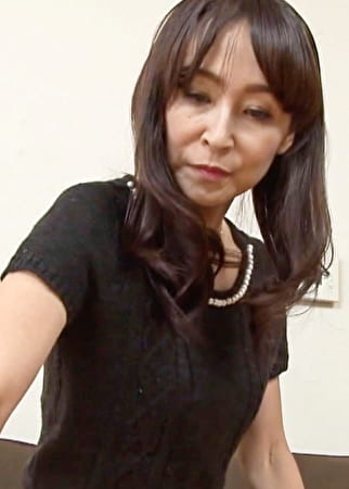 スレンダー熟女の家庭内セックス！