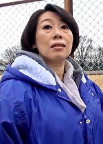 町内会のソフトボールの練習帰りの熟女を、安グッズのモニターとナンパれ込み！欲求不満熟女の即ハメSEX！