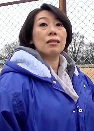 町内会のソフトボールの練習帰りの熟女を、安グッズのモニターとナンパれ込み！欲求不満熟女の即ハメSEX！