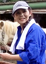 十数年前に夫を亡くし、それ以来ひとりで牧場を切り盛りする熟女さんの、初撮りAVファック!