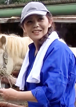 十数年前に夫を亡くし、それ以来ひとりで牧場を切り盛りする熟女さんの、初撮りAVファック！