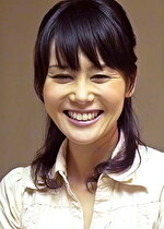 娘が隣にいるのに！声を出せない状況で、燃え上がる熟女の情欲！