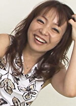 勃起した肉棒に満面の笑顔を浮かべる人妻さん！職場の男だけでは飽き足らず本物の男優にまで手を出す始末！懲りない人妻には中出しセックスで成敗！