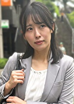 会社帰りのスーツのOLが寝てる隙に身体の部位を堪能しザーメン中出し！！