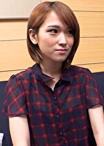 おじさんのためにセクシーな下着をつけてセックスの相手をするスレンダー美少女