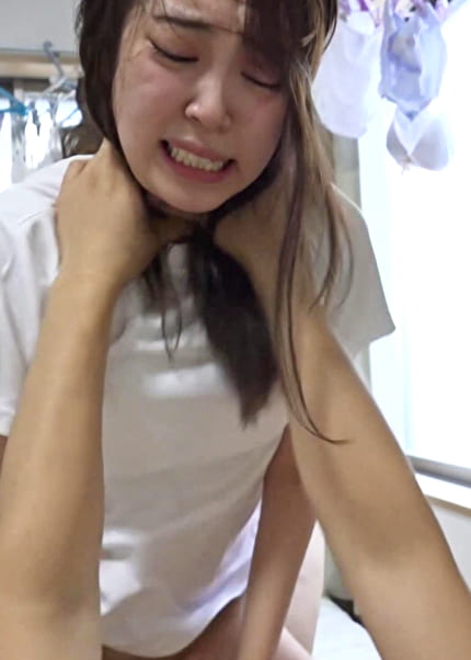 男2人に激しくヤられて涙目の汗だくセックス