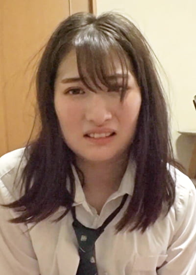 二本のチ〇ポを必死に頬張る！3PセックスのJK