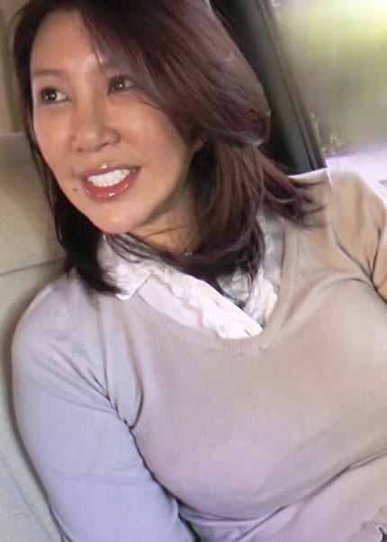 ビンビン乳首の爆乳奥さん、パワフル騎乗位！
