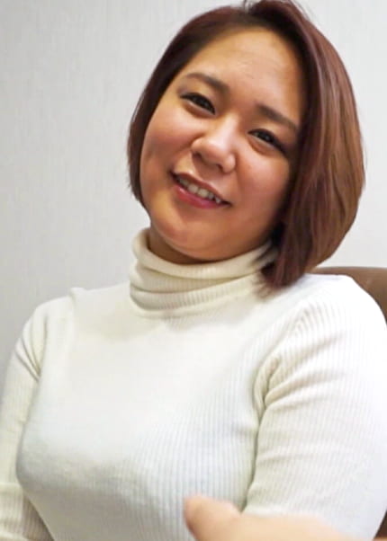 日焼け跡がスケベすぎる人妻に中出し、ハメ撮り、好き放題!