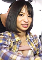 車の中で男2人相手にいやらしいことをする女の子