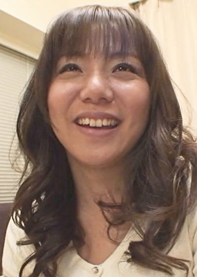 浮気も満更ではないご様子の人妻。気持ちよすぎて気づけば生ハメ中出し!