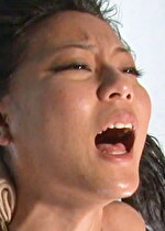 真っ裸にされて身動き出来ないほどギチギチにされてパックリ開いた秘肉にドリルと肉棒をブチ込まれて涙を流しながらイク女
