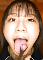 【個人撮影】さくまつなの舌ブラシで「汚舌苔」採取