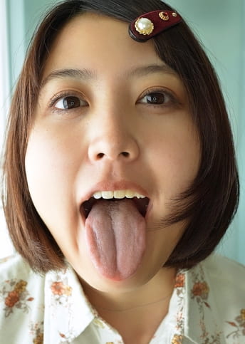 【個人撮影】浅桜エリの舌ブラシで「汚舌苔」採取
