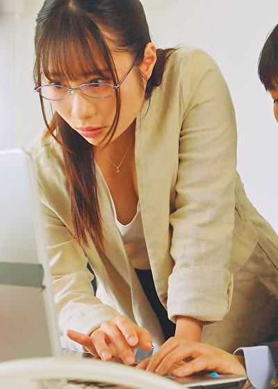 声を我慢してるのに潮がダダ漏れ！高飛車な女上司に媚●を●ませて残業中に声ガマン無言キメセク 松井日奈子